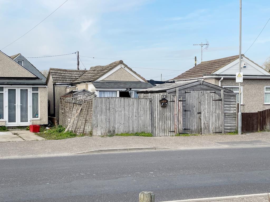 Lot: 44 - FREEHOLD RESIDENTIAL INVESTMENT PROPERTY - 2 bedroom tenanted chalet in Essex coastal town